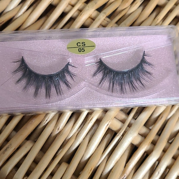 Lashes - Picture 6 of 11